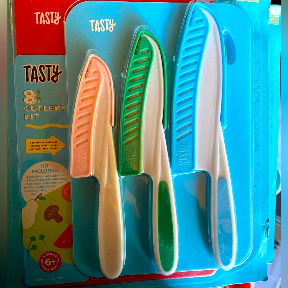 New 8 Pc Cutlery Set